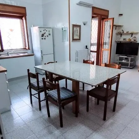 Grande Bilocale Con Giardino Apartment *