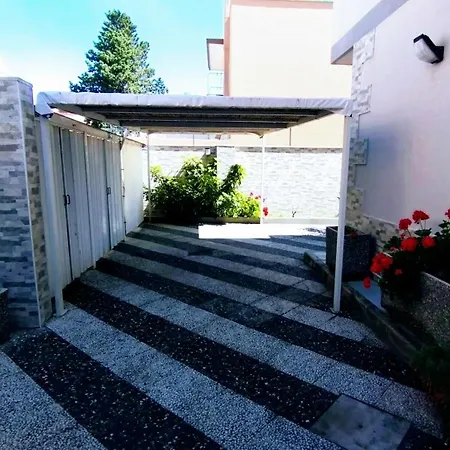 Lägenhet Grande Bilocale Con Giardino